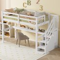 Witte hoogslaper met bureau, stoel, trap met lades, opgemaakt bed en decoratie.