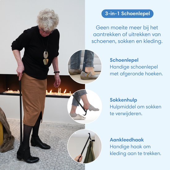 Oudere vrouw gebruikt zwarte 3-in-1 schoenlepel voor schoenen, sokken en kleding.
