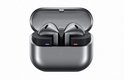 Grijze Samsung Galaxy Buds3 oordopjes in een open grijs laadstation.