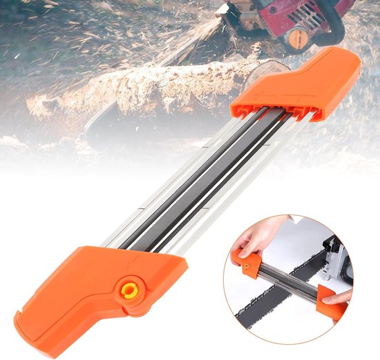 Oranje kettingzaag slijper met metalen vijlen, in gebruik op een kettingzaag met houten achtergrond.