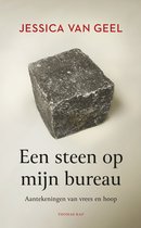 Een steen op mijn bureau