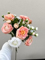 Bouquet de soie rose tendre d'été – renoncules pêche et Witte , roses roses – Cadeau de Fleurs artificielles de Luxe – Fête des Mères – Brolandelijk