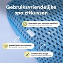Close-up van een blauw spa zitkussen met de tekst 'Duurzaam met een hoge kwaliteit', 'Kussen heeft een handvat' en 'Comfortabel design'.