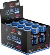 Display met 12 flacons BCAA Shot Sour Berry smaak van XXL Nutrition. Zwarte displaydoos met blauwe flacons.