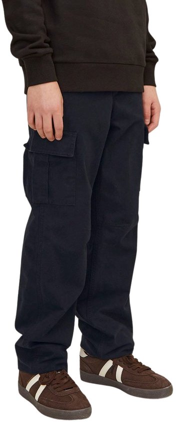 Donkerblauwe cargobroek met klepzakken, gedragen door een jongen.