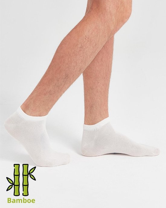 Witte enkelsokken van bamboe gedragen door een man.