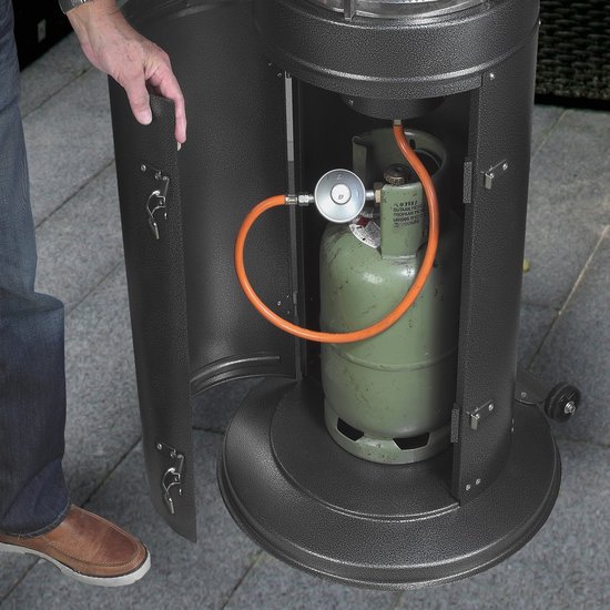 Een persoon opent de klep van een terrasverwarmer om een groene gasfles te tonen, die met een oranje slang is verbonden.