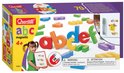 Verpakking van magnetische kleine letters abc, 48 stuks, met een meisje dat een bord vasthoudt.
