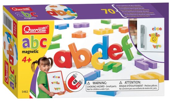 Verpakking van magnetische kleine letters abc, 48 stuks, met een meisje dat een bord vasthoudt.