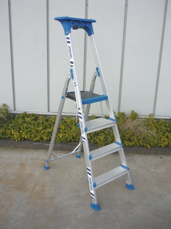 Aluminium trap met blauwe details en twee platforms.