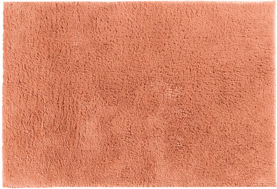 Platliggende oranje badmat met pluizige textuur, geïsoleerd op witte achtergrond.