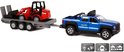 Een blauwe pick-uptruck met een grijze aanhanger met rode minishovel, met iconen voor licht, geluid en openslaande deuren.