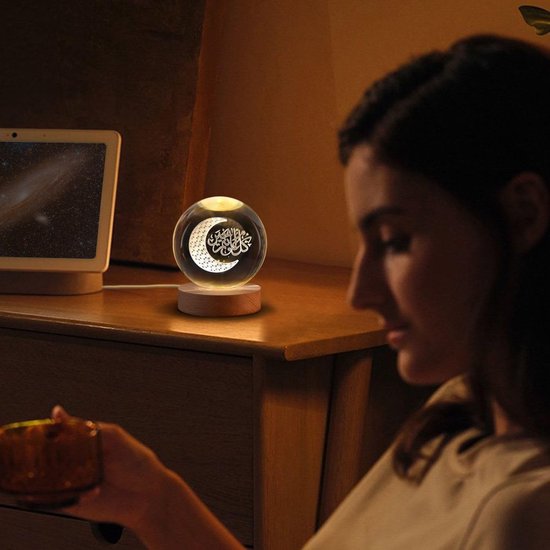3D Kristallen Bal Nachtlampje - Islamitisch ontwerp - Arabische gravure - Maan en gebed - Ramadanlamp - Islamitische decoratie - LED Glas Licht Hologram Lamp met Massief Houten Basis - Nachtlamp - Cadeau idee - Verlichting - USB aansluiting van Merkloos — afbeelding 5