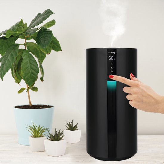 Zwarte AirKing luchtbevochtiger met mist, digitaal display en een hand die hem bedient.