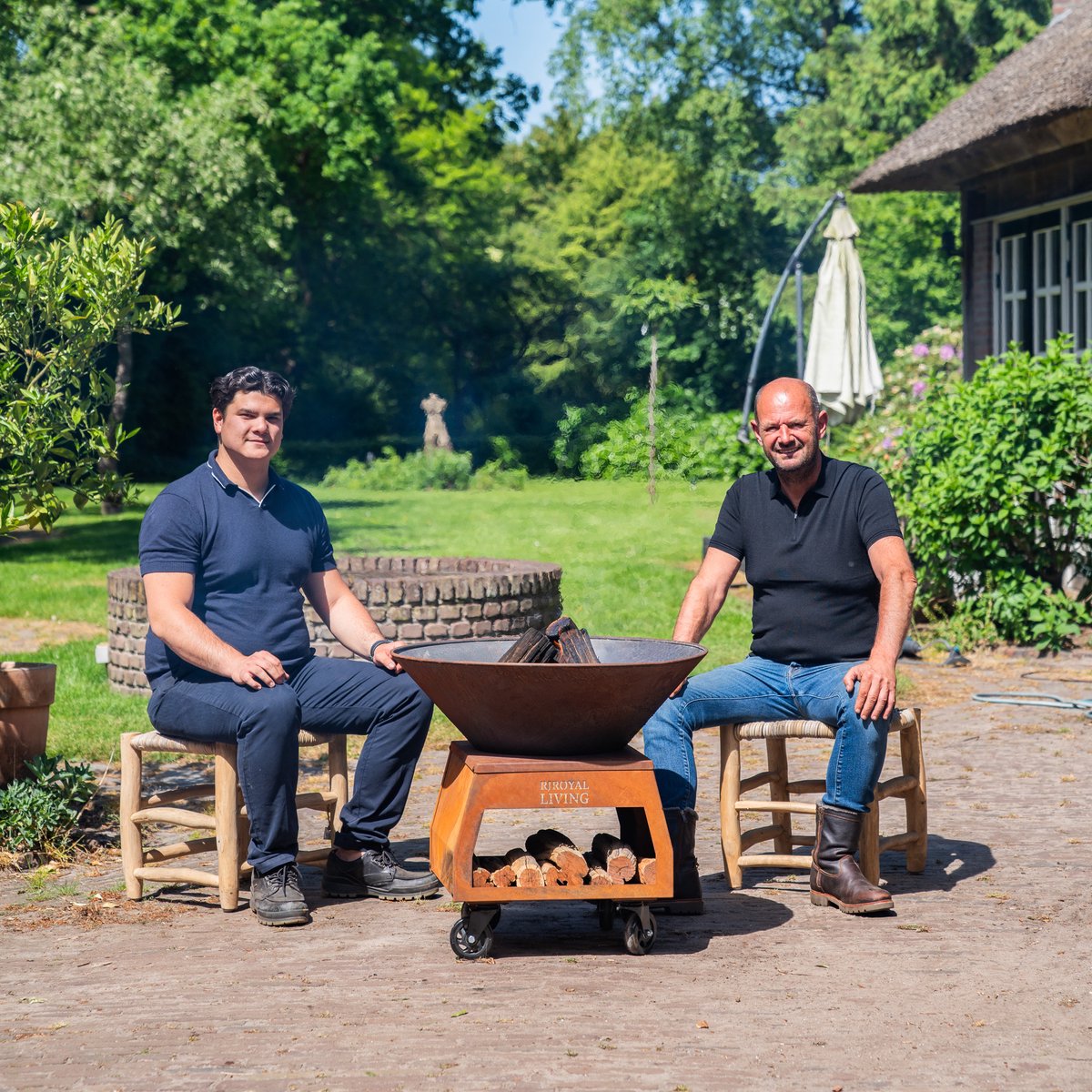 RJRoyal Living BBQ Plancha Grill Brasero Vuurschaal Cortenstaal met grote wielen en houtopslag Ø75cm vuurkorf tuinhaard