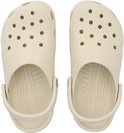 Paar crème Crocs klompen, bovenaanzicht met perforaties en "Crocs" logo op de zool.
