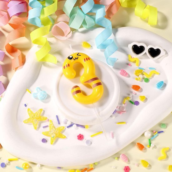 De Taart Van De Waterverfverjaardag Met Drie Kaarsen En Cake Topper. Schattige Koekjescake Hand Getekend Roze Glanssterren Speelt Die Image212024980