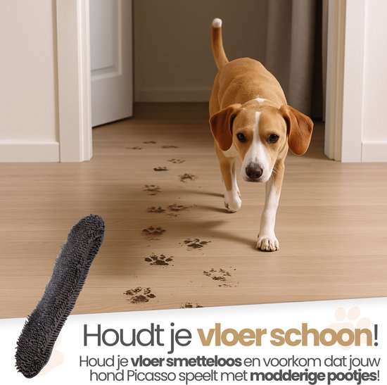 Een bruine en witte hond loopt binnen op een houten vloer, waarbij hij modderige pootafdrukken achterlaat. Een microvezel droogstrip ligt ernaast.