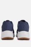 Achterkant van twee blauwe Skechers sneakers met witte zolen en bruine accenten.