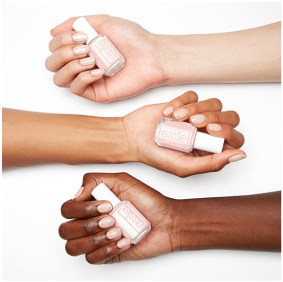 Drie handen met verschillende huidtinten, elk met een Essie nagellak in lichtroze tint.