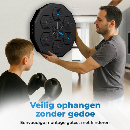 Een vader helpt zijn zoon bij het ophangen van een zwart trainingsapparaat met hexagonaal design en blauwe lichten aan een muur.