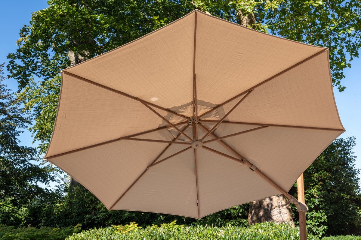 4 Seasons Outdoor Siesta Premium zweefparasol Ø350 cm - zand / houtlook frame