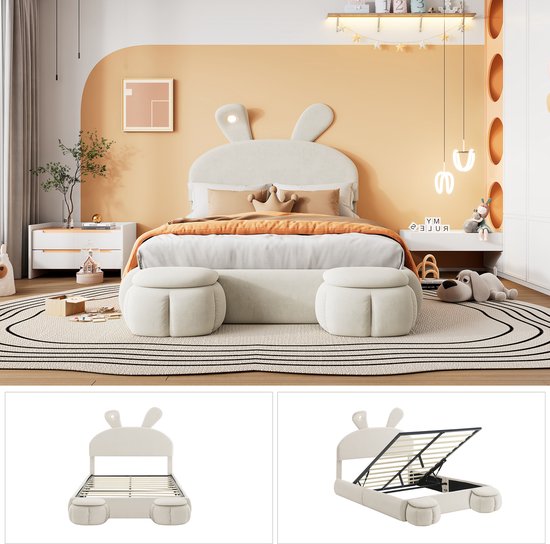 Wit kinderbed met konijnenoren hoofdbord, oranje dekbed, twee krukken, en een open bedframe.
