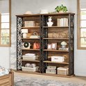 Dubbele bruine houten boekenkast met zwart metalen frame, gevuld met boeken, manden, decoraties en een plant.