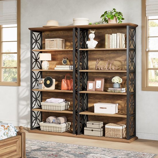 Dubbele bruine houten boekenkast met zwart metalen frame, gevuld met boeken, manden, decoraties en een plant.
