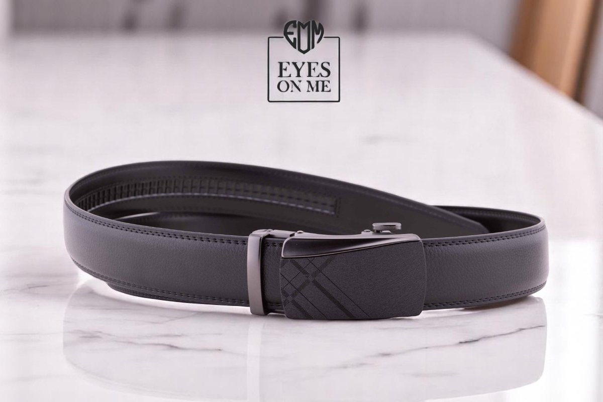 Zwarte 150 cm lange lederen riem zonder gaatjes met automatische gesp voor heren met een maatje meer ( model L046 )