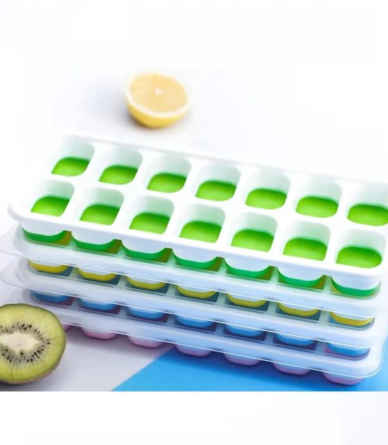 Trois bacs à glaçons empilés avec des bases en silicone verte, jaune et bleue. Avec citron et kiwi.