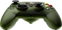 Doorzichtige groene Xbox controller met zwarte strepen en gebogen grepen.