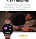 Een man die slaapt, naast een smartwatch met een slaapmonitor display met bruine band.