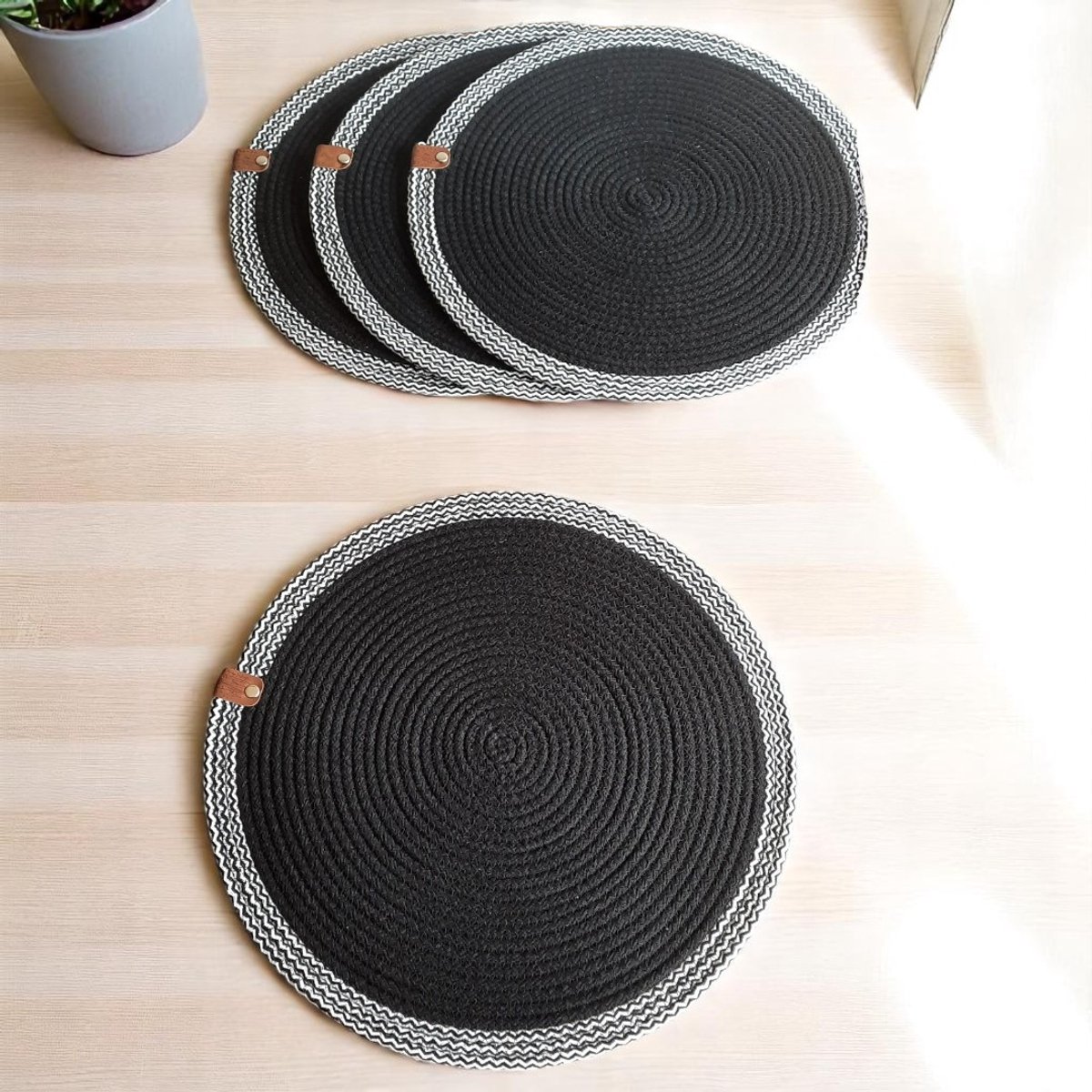 Hobbygaren Handgemaakte Placemats – Zwart-Wit – Set van 4 – Ø 35 cm – Gemaakt van Gevlochten Naaikoord - Gerecycled Katoen