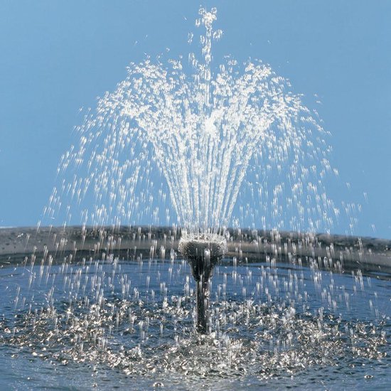 Pompe de fontaine avec un jet d'eau large et jaillissant sur un ciel bleu.
