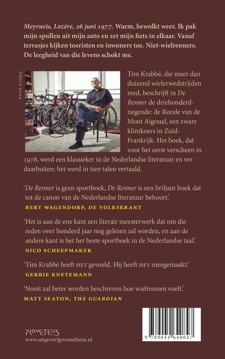 Een man met bril zit in een stoel, met fietsen op de achtergrond. Tekst in het geel.