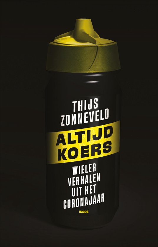 Zwarte drinkfles met gele dop en band. Tekst: THIJS ZONNEVELD ALTIJD KOERS WIELER VERHALEN UIT HET CORONAJAAR.