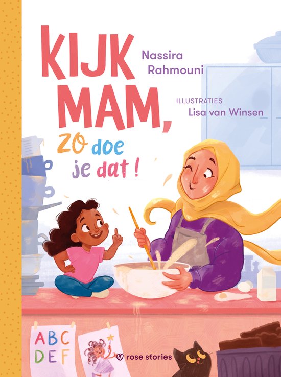 Een vrouw met een hoofddoek en een kind bakken samen.