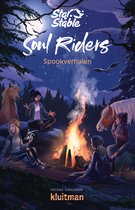 Boekomslag: Meisjes en paarden rond een kampvuur in het bos, met de titel 'Soul Riders Spookverhalen'.