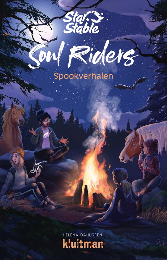 Boekomslag: Meisjes en paarden rond een kampvuur in het bos, met de titel 'Soul Riders Spookverhalen'.