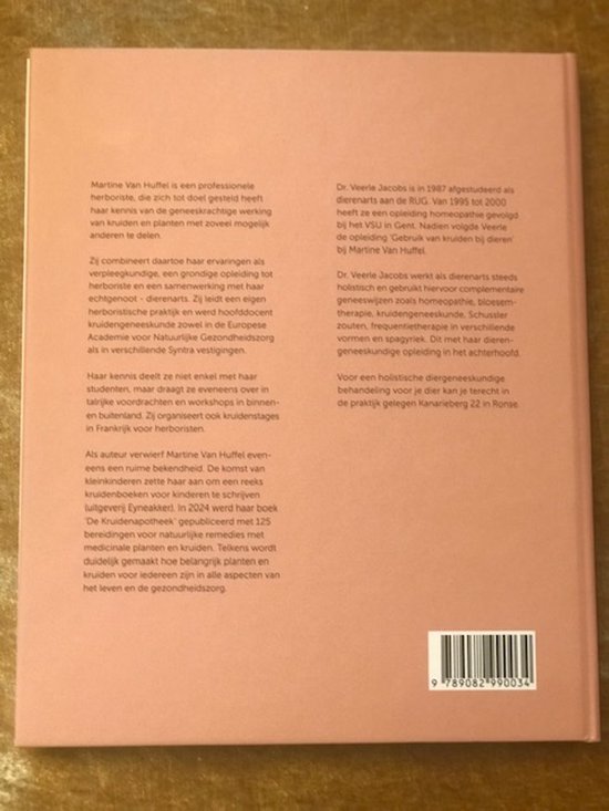 Achterkant van een boek met roze kaft en zwarte tekst. De auteurs zijn Martine Van Huffel en Dr. Veerle Jacobs.