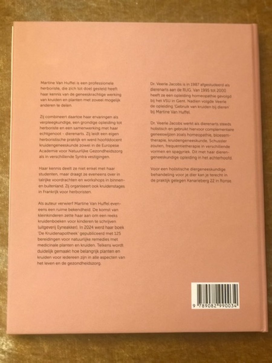Achterkant van een boek met roze kaft en zwarte tekst. De auteurs zijn Martine Van Huffel en Dr. Veerle Jacobs.