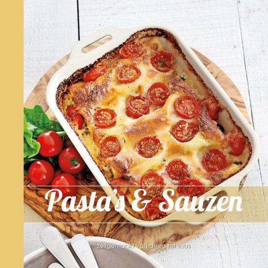 Gegratineerde pasta met tomaten en gesmolten kaas in een witte ovenschotel.