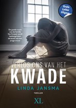 Een meisje in een licht jurkje zit op de grond met haar knieën opgetrokken. Achtergrond: Raam met daglicht. Tekst: "Verlos ons van het kwade" en "Grote Letter Uitgave".
