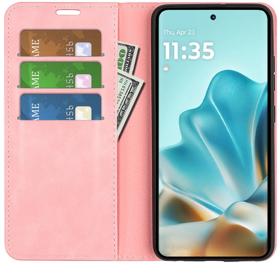 Roze telefoonhoesje opengeklapt met kaarthouders en bankbiljetten, telefoon met tijd '11:35'.