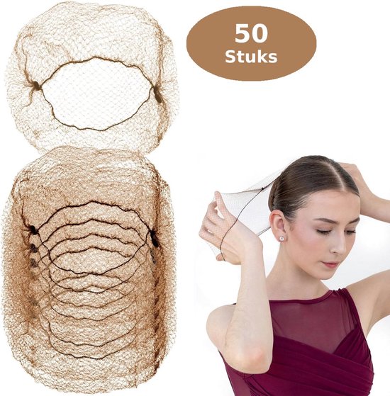 Bruine haarnetjes, 50 stuks. Een dame met bruin haar draagt een haarnetje.