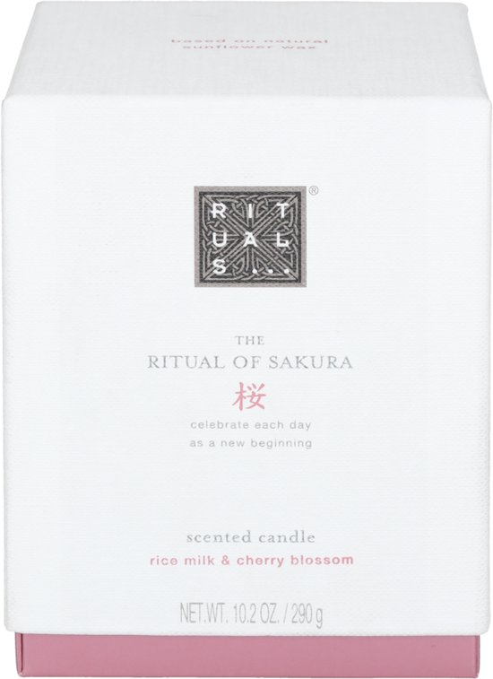 Witte verpakking van The Ritual of Sakura geurkaars, met tekst 'rice milk & cherry blossom'.