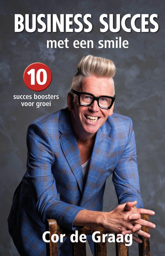 Cor de Graag in een blauw geruit jasje, wit T-shirt en bril. Hij leunt op een stoel en lacht. De tekst "BUSINESS SUCCES met een smile" staat boven hem.
