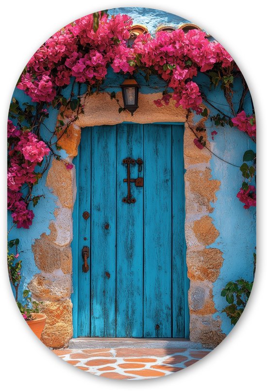 Een ovale wanddecoratie van een felblauwe, houten deur omringd door roze bloemen en stenen.