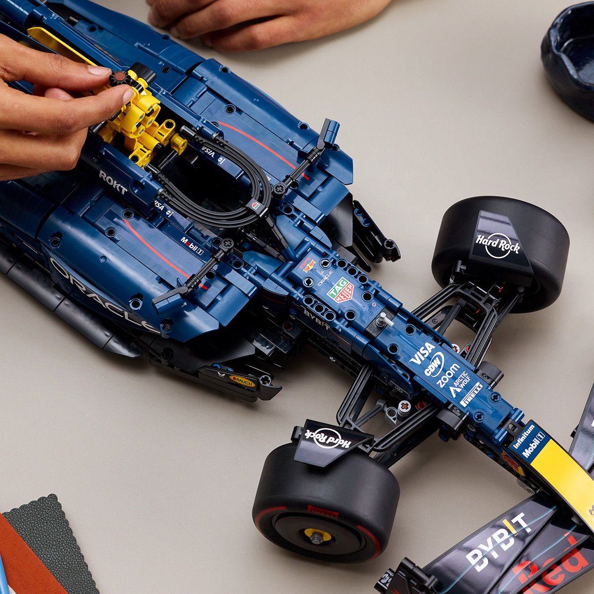 LEGO Technic - Oracle Red Bull Racing RB20 F1 auto - F1 auto - 42206 — afbeelding 19
